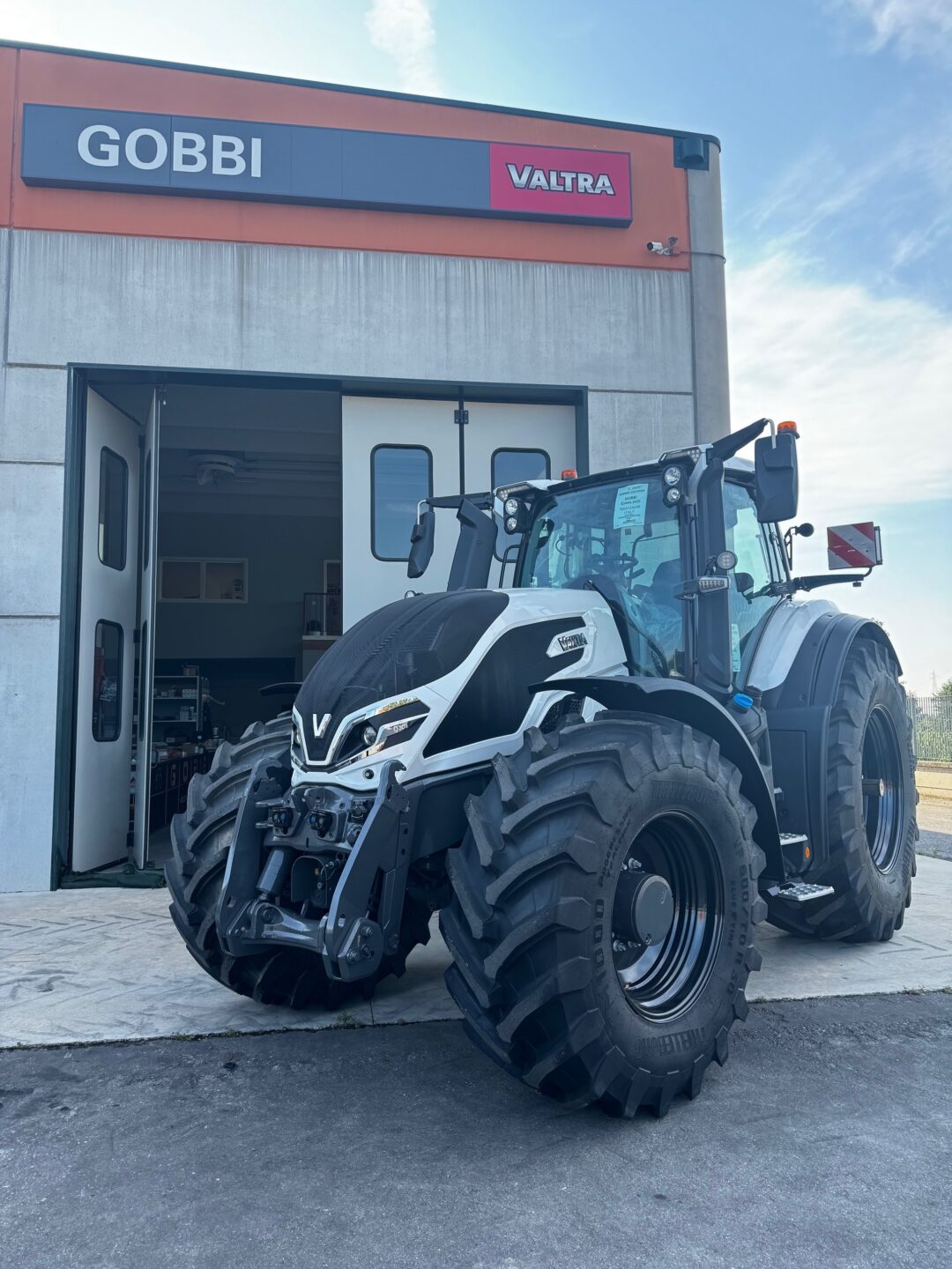 VALTRA Q305 NOLEGGIO